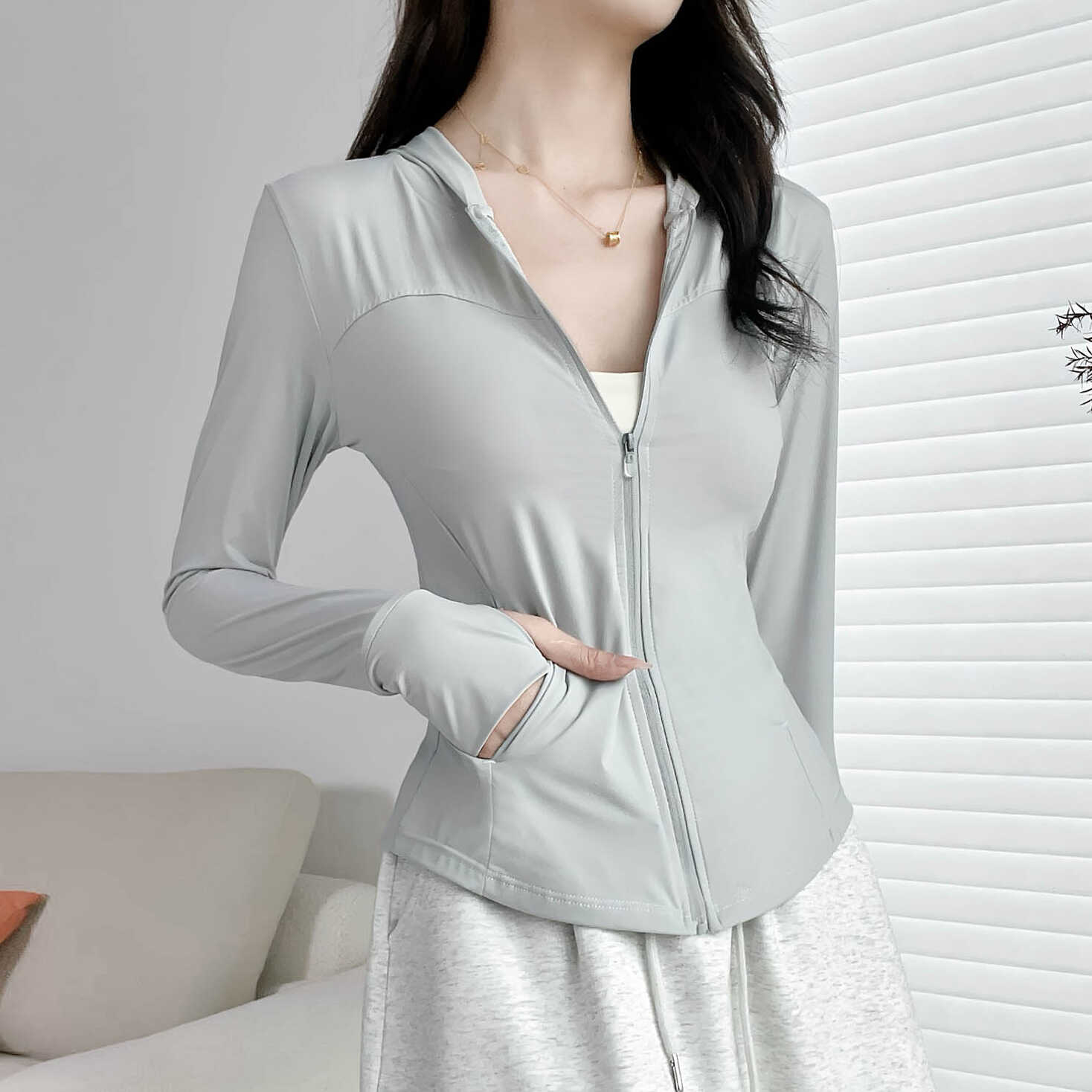 Slim-Fit Hooded Sun Protection Zip-Up Jacket with Bee Design, Tummy-Covering, Stretchy Long Sleeve for Spring-Summer Casual Wear