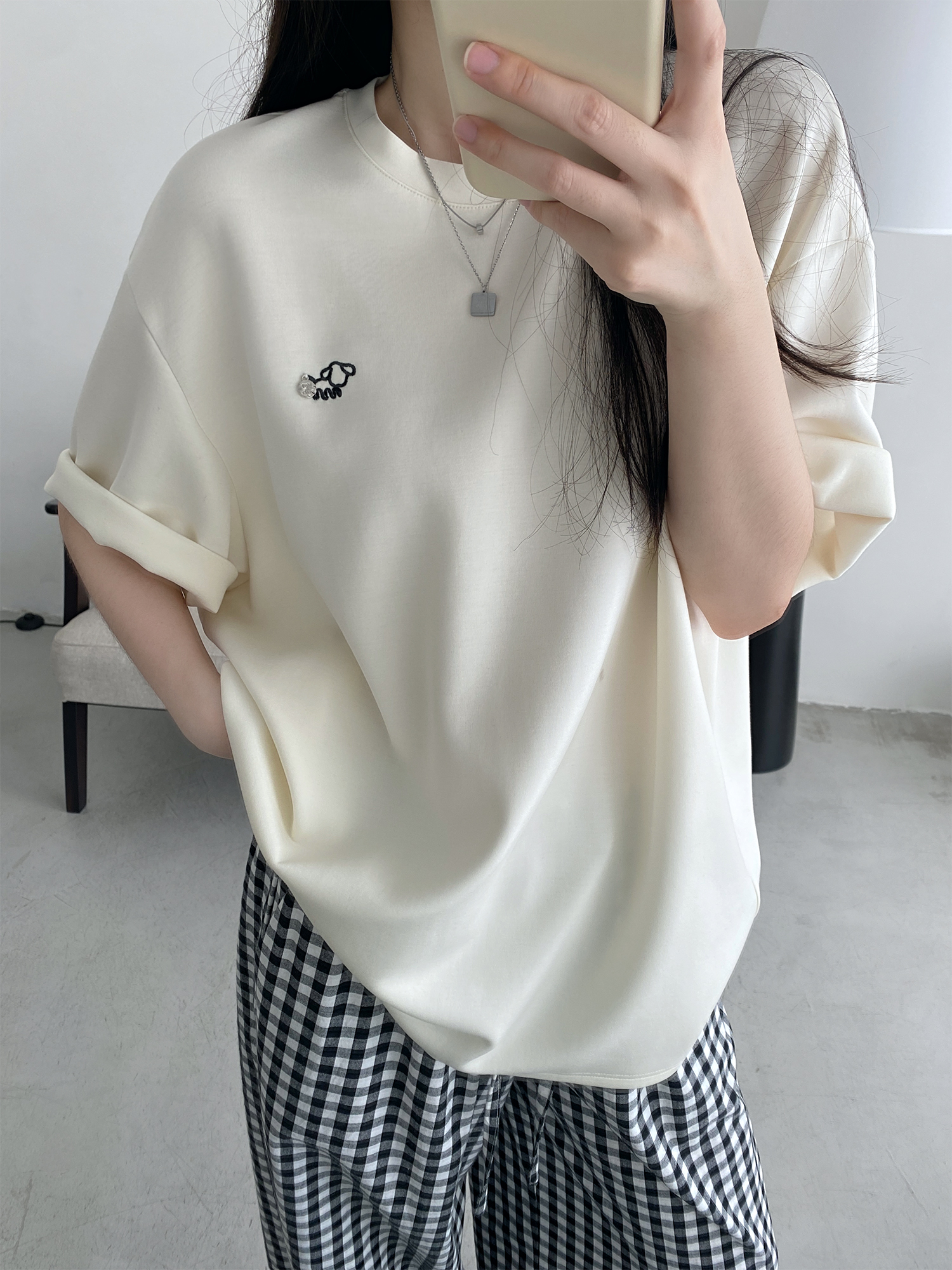 Soft Double-Sided Tencel Round Neck Short Sleeve T-Shirt with Dog Embroidery, Color-Blocking Design, Cute Loose Fit for Effortless Style Soft Double-Sided Tencel Round Neck Short Sleeve T-Shirt with Dog Embroidery, Color-Blocking Design, Cute Loose Fit for Effortless Style