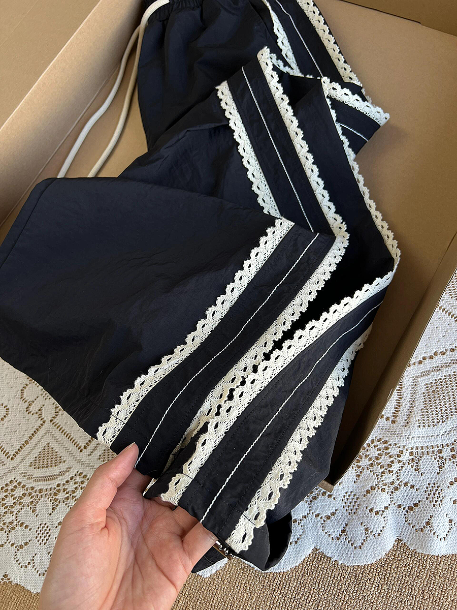 Spicy Girl Cargo Pants for Women – American-Style Lace Splicing, Wide-Leg Design, Flattering for Petite Figures, Versatile Casual Wear Spicy Girl Cargo Pants for Women – American-Style Lace Splicing, Wide-Leg Design, Flattering for Petite Figures, Versatile Casual Wear