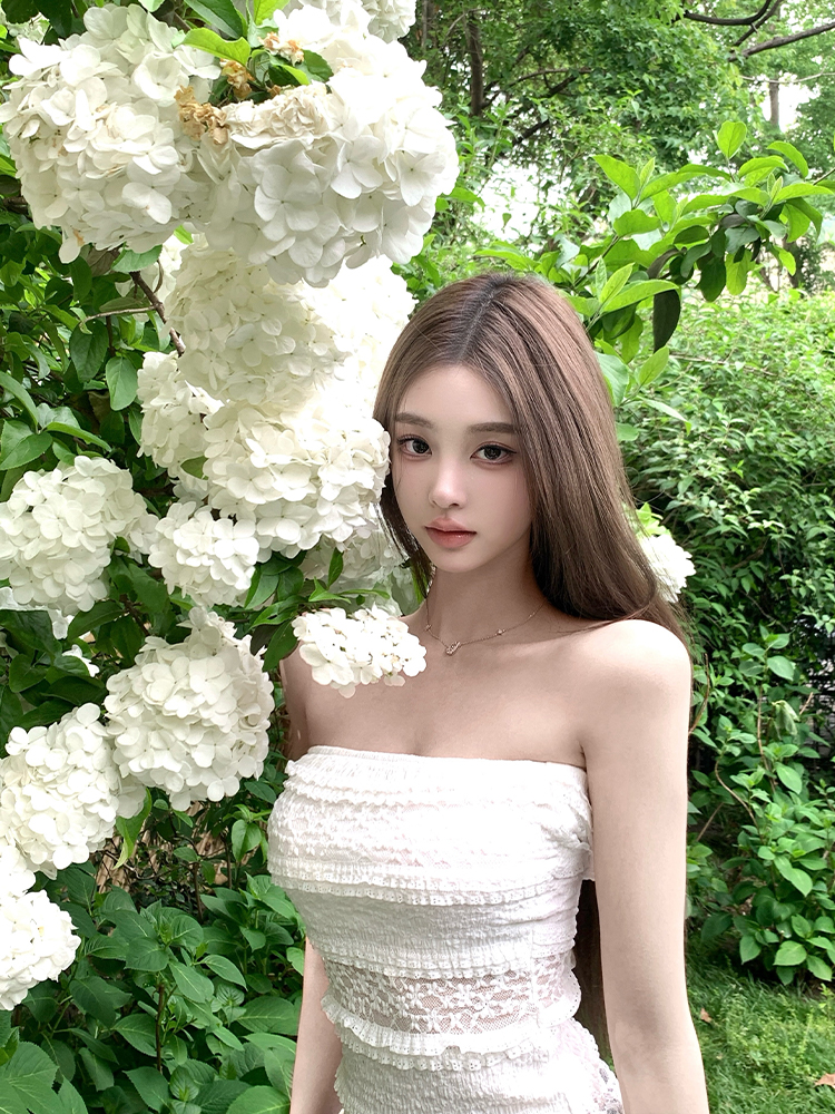 Strapless Summer White Lace Hollow Jacquard Top – Y2K Inspired French Style Outerwear with Gardenia Design Strapless Summer White Lace Hollow Jacquard Top – Y2K Inspired French Style Outerwear with Gardenia Design