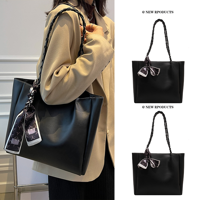 Stylish Minimalist Shoulder Bag for Women - Large Capacity Commuter Tote with Versatile Niche Design