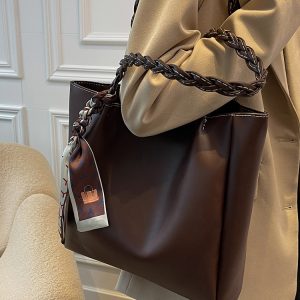 Stylish Minimalist Shoulder Bag for Women - Large Capacity Commuter Tote with Versatile Niche Design