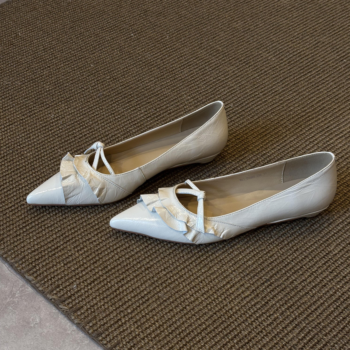 Stylish Sheepskin Pointed Toe Ruffled Edge Genuine Leather Slip-On Flat Shoes for Versatile Everyday Wear