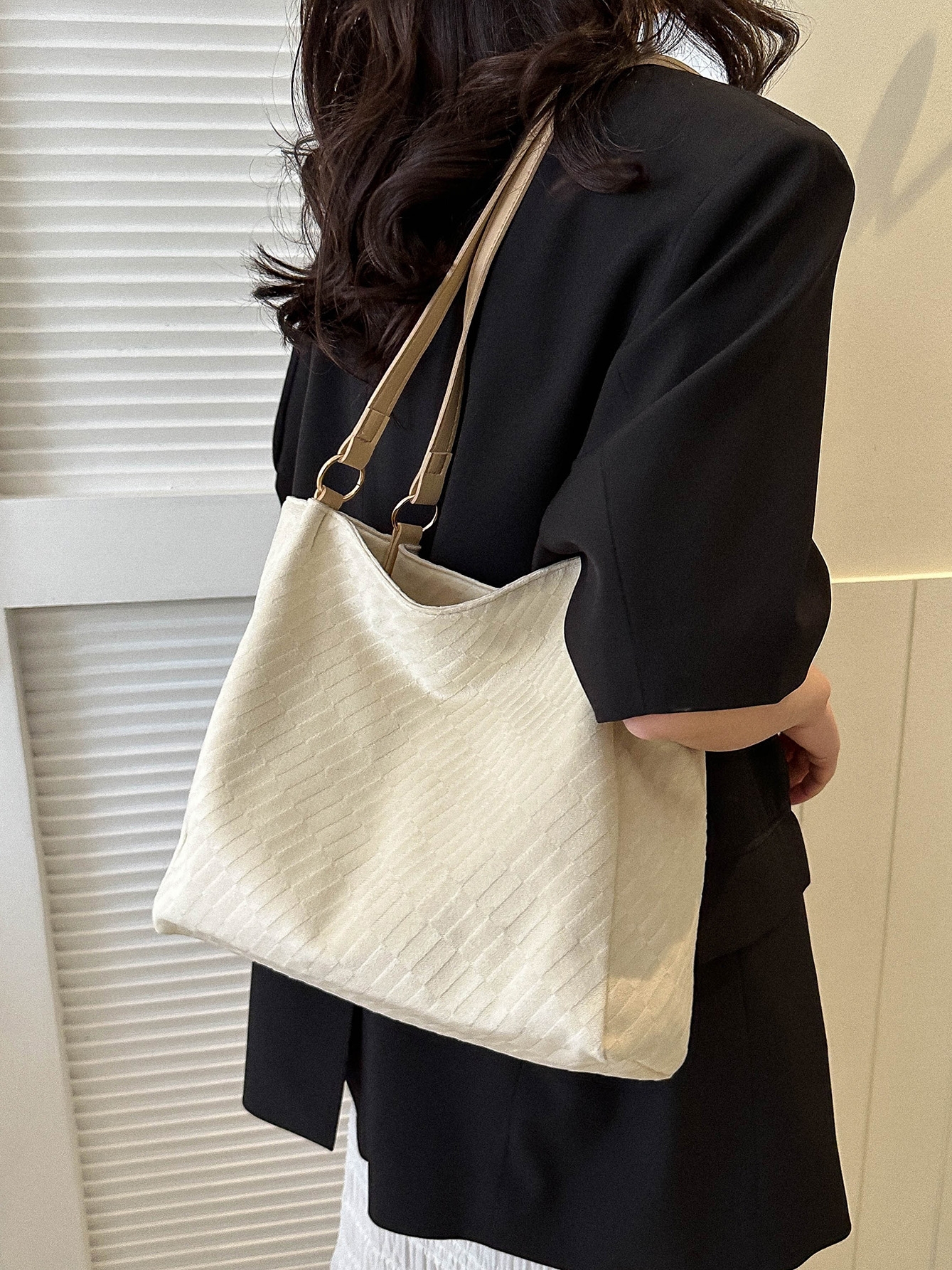Stylish Women's Canvas Commuter Tote Bag - 2025 High-Capacity Shoulder Bag for Everyday Fashion Stylish Women's Canvas Commuter Tote Bag - 2025 High-Capacity Shoulder Bag for Everyday Fashion