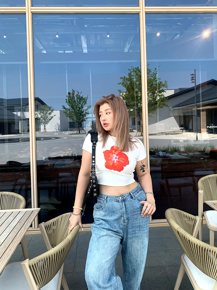 Summer 2025 Women's Big Red Floral Printed T-Shirt - Versatile Round Neck Short Sleeve Loose Top in Y2K Style Summer 2025 Women's Big Red Floral Printed T-Shirt - Versatile Round Neck Short Sleeve Loose Top in Y2K Style