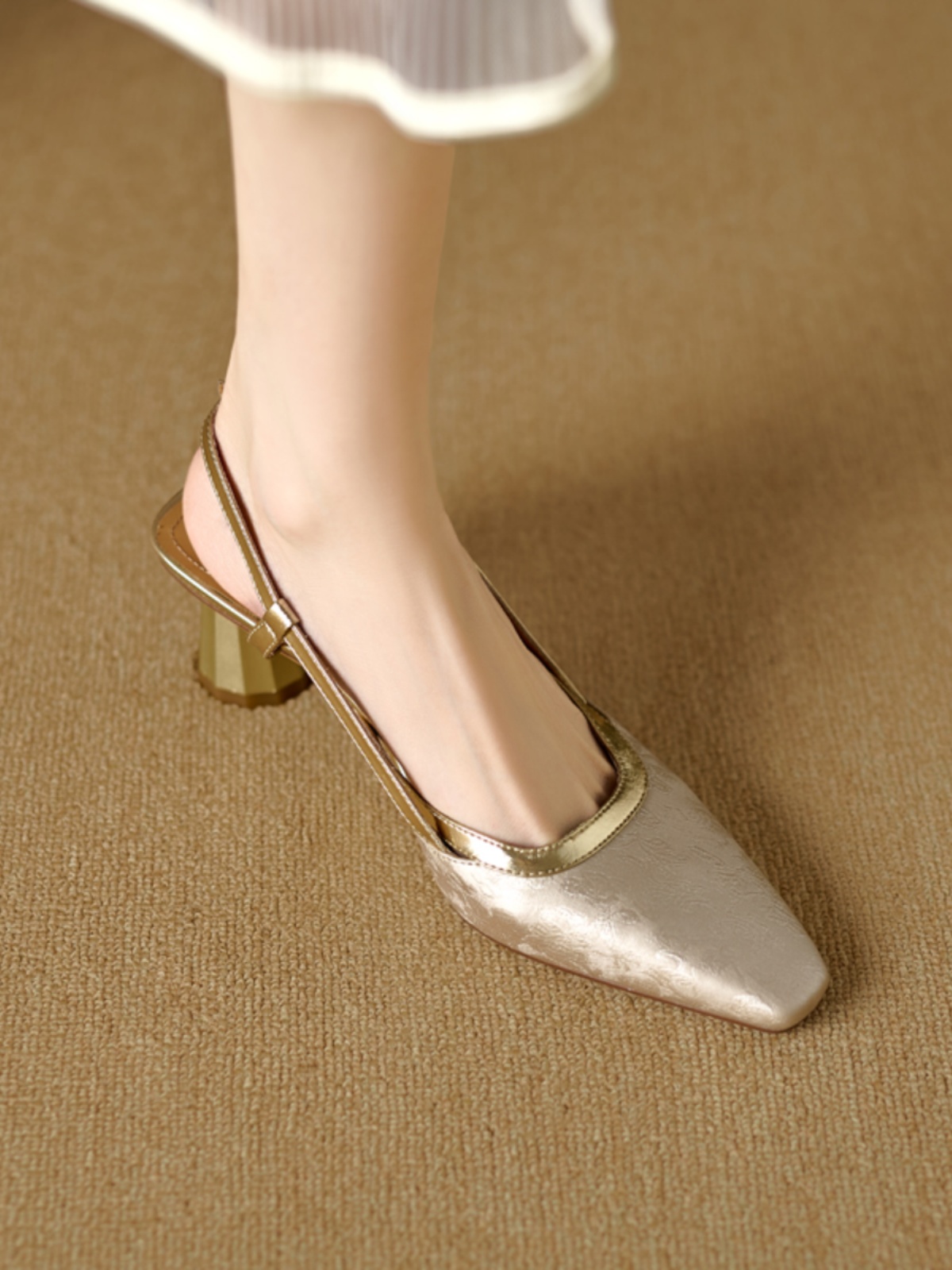 Summer 2025 Women's Chunky Heel Back Strap Closed Toe Sandals, Embroidered Cowhide National Style Summer 2025 Women's Chunky Heel Back Strap Closed Toe Sandals, Embroidered Cowhide National Style