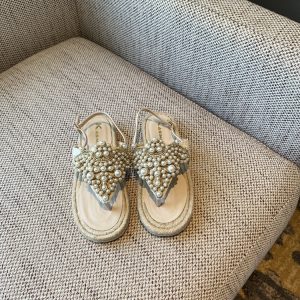 Summer Flat Sandals for Women with Rhinestones and Pearls, Woven Roman Style Thong Beach Shoes, Trendy 2025 Footwear