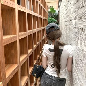 Summer White Short Sleeve T-Shirt for Women with Letter Print, Slim Fit Shoulder Top, 90s Inspired Style