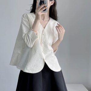 Textured Black and White Suit Jacket, Pleated Short V-Neck, Loose A-Line, New Chinese Style, Age-Reducing Autumn Layering Piece