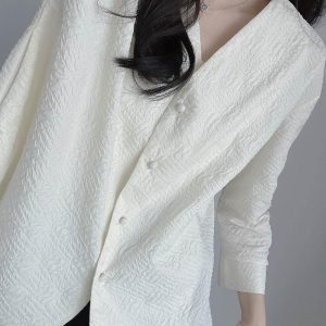 Textured Black and White Suit Jacket, Pleated Short V-Neck, Loose A-Line, New Chinese Style, Age-Reducing Autumn Layering Piece