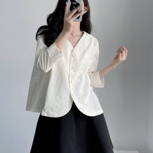 Textured Black and White Suit Jacket, Pleated Short V-Neck, Loose A-Line, New Chinese Style, Age-Reducing Autumn Layering Piece