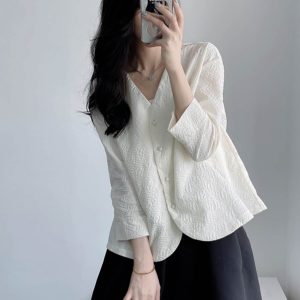Textured Black and White Suit Jacket, Pleated Short V-Neck, Loose A-Line, New Chinese Style, Age-Reducing Autumn Layering Piece