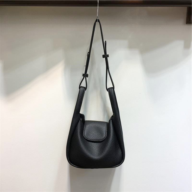 Textured Commuter Women's Handheld Vegetable Basket Bag - Stylish Water Bucket Shoulder Crossbody Tote for Everyday Use