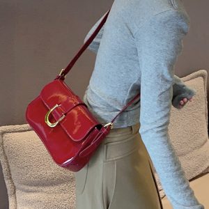 Textured Women's Vintage Baguette Bag with Horseshoe Buckle - Versatile Shoulder and Crossbody Style for 2023 Fashion Trends