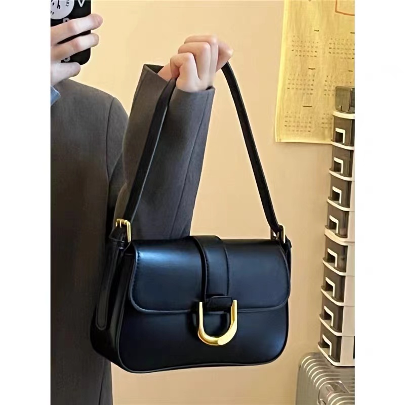Textured Women's Vintage Baguette Bag with Horseshoe Buckle - Versatile Shoulder and Crossbody Style for 2023 Fashion Trends