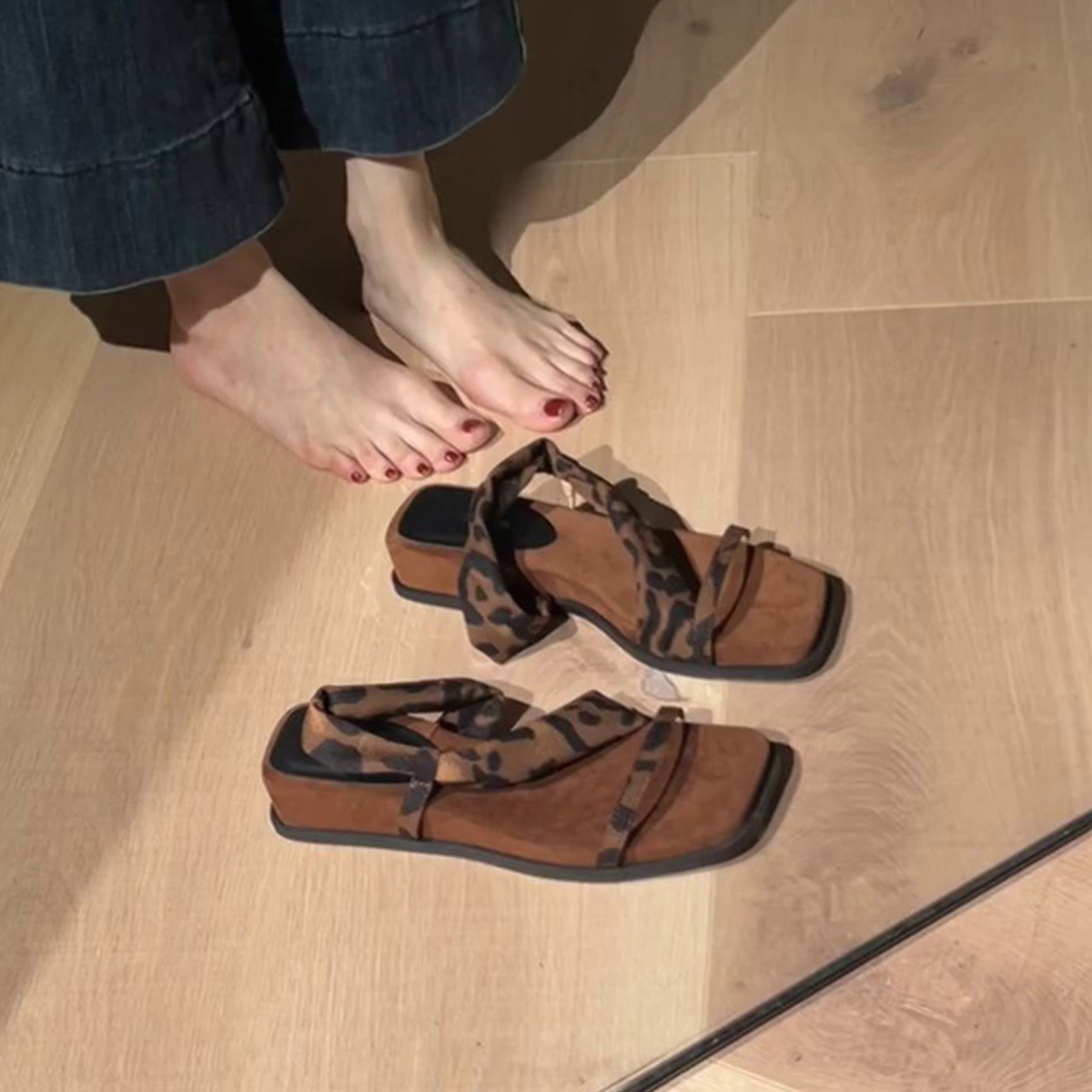 Thick-Soled Sheepskin One-Strap Square-Toe Sandals for Women - Retro Two-Way Wear Perfect for Skirts and Summer Outfits Thick-Soled Sheepskin One-Strap Square-Toe Sandals for Women - Retro Two-Way Wear Perfect for Skirts and Summer Outfits