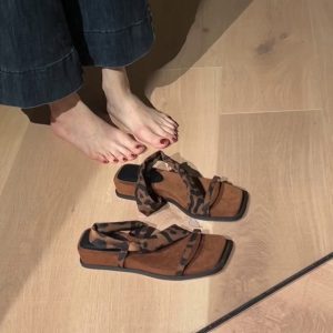 Thick-Soled Sheepskin One-Strap Square-Toe Sandals for Women - Retro Two-Way Wear Perfect for Skirts and Summer Outfits