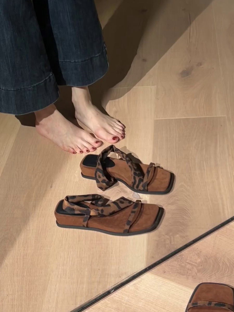 Thick-Soled Sheepskin One-Strap Square-Toe Sandals for Women - Retro Two-Way Wear Perfect for Skirts and Summer Outfits Thick-Soled Sheepskin One-Strap Square-Toe Sandals for Women - Retro Two-Way Wear Perfect for Skirts and Summer Outfits