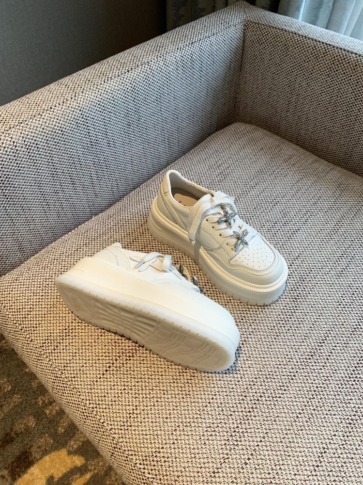 Thick-Soled White Sneakers for Women - 2025 Spring Platform Lace-Up Casual Skate Shoes, Lightweight and Versatile Height-Increasing Style Thick-Soled White Sneakers for Women - 2025 Spring Platform Lace-Up Casual Skate Shoes, Lightweight and Versatile Height-Increasing Style