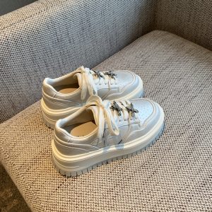 Thick-Soled White Sneakers for Women - 2025 Spring Platform Lace-Up Casual Skate Shoes, Lightweight and Versatile Height-Increasing Style