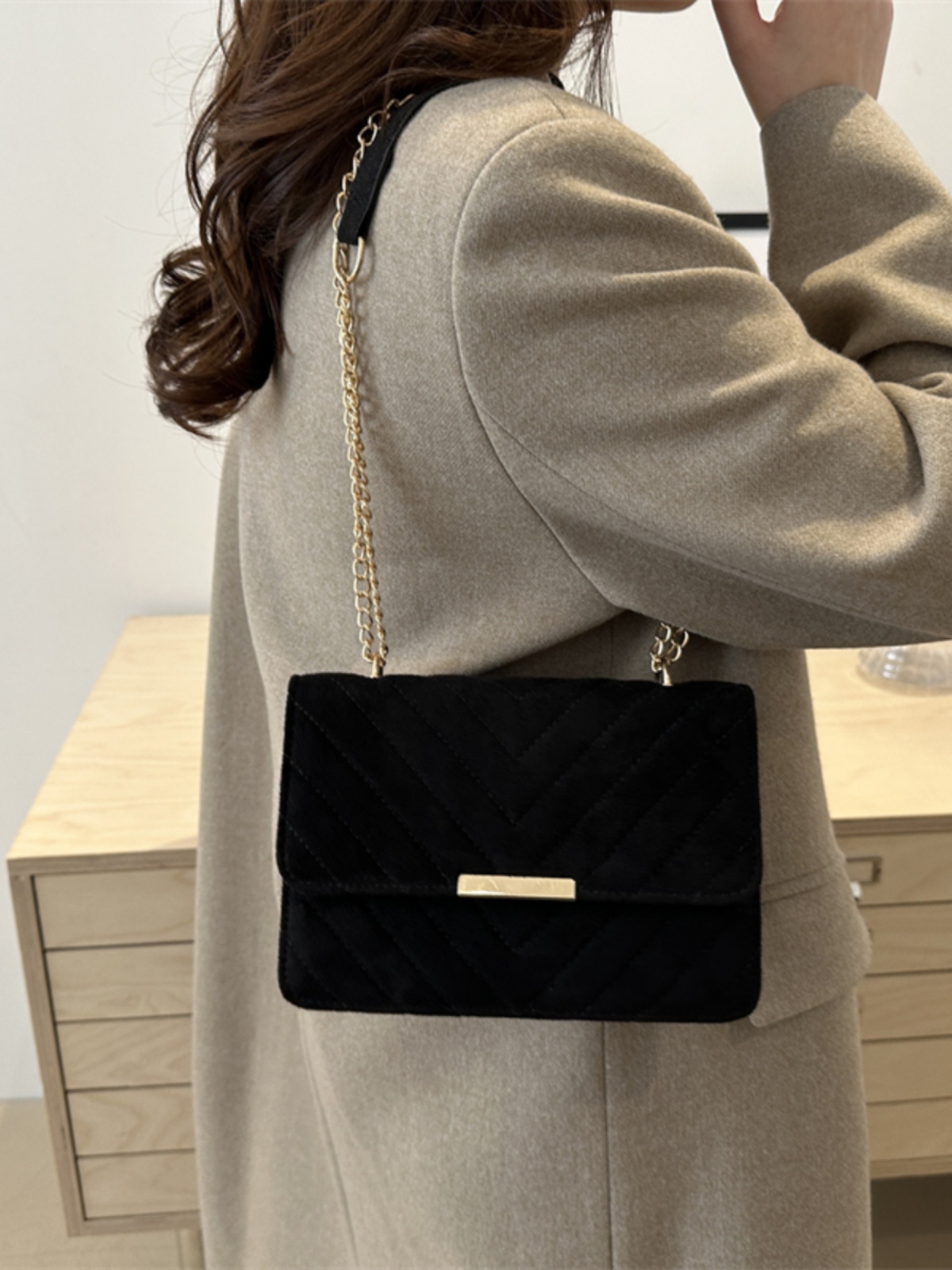 Trendy 2025 Women's Textured Chain Shoulder Crossbody Bag - Retro Small Square Design, Versatile Fashion Accessory Trendy 2025 Women's Textured Chain Shoulder Crossbody Bag - Retro Small Square Design, Versatile Fashion Accessory