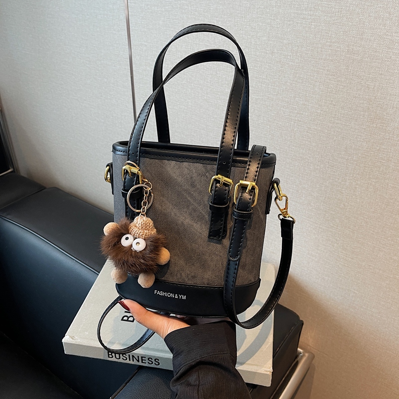 Trendy Color-Blocking Shoulder Crossbody Bucket Bag - Versatile Spliced Design for Women 2025 Trendy Color-Blocking Shoulder Crossbody Bucket Bag - Versatile Spliced Design for Women 2025