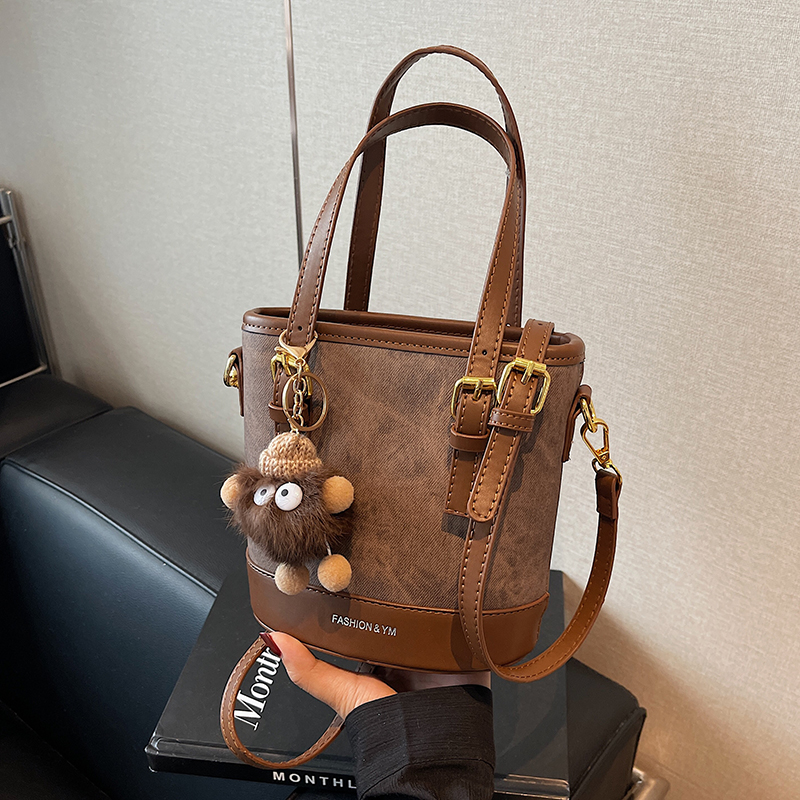 Trendy Color-Blocking Shoulder Crossbody Bucket Bag - Versatile Spliced Design for Women 2025 Trendy Color-Blocking Shoulder Crossbody Bucket Bag - Versatile Spliced Design for Women 2025