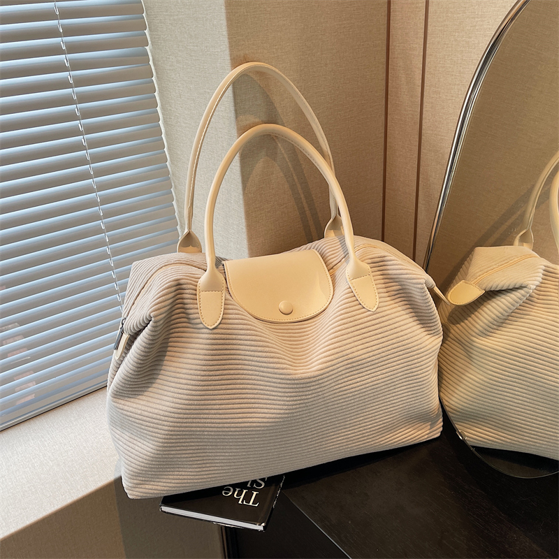 Trendy Large Capacity Commuter Travel Bag for Women - Lightweight Versatile Shoulder Bag for Travel and Maternity 2025