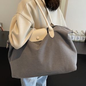 Trendy Large Capacity Commuter Travel Bag for Women - Lightweight Versatile Shoulder Bag for Travel and Maternity 2025