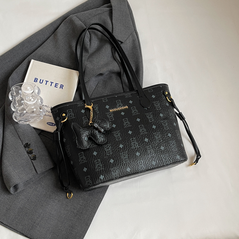 Trendy Large Capacity Tote Bag for Women, Versatile Shoulder Bag for College Classes, 2025 New Style, Chic and Functional