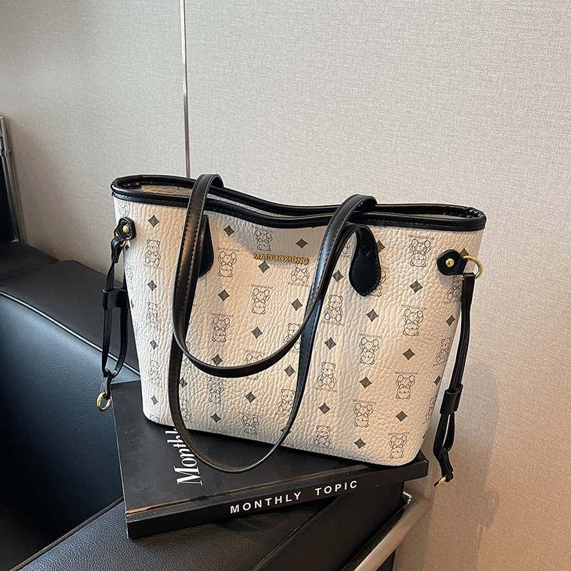 Trendy Large Capacity Tote Bag for Women, Versatile Shoulder Bag for College Classes, 2025 New Style, Chic and Functional