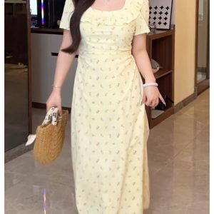 Trendy Plus-Size Floral Summer Dress for Curvy Figures, Elegant Square Neck, Ideal for 90s and Y2K Inspired Fashion.