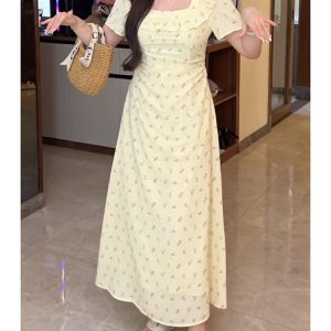 Trendy Plus-Size Floral Summer Dress for Curvy Figures, Elegant Square Neck, Ideal for 90s and Y2K Inspired Fashion.