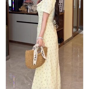 Trendy Plus-Size Floral Summer Dress for Curvy Figures, Elegant Square Neck, Ideal for 90s and Y2K Inspired Fashion.