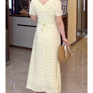 Trendy Plus-Size Floral Summer Dress for Curvy Figures, Elegant Square Neck, Ideal for 90s and Y2K Inspired Fashion.