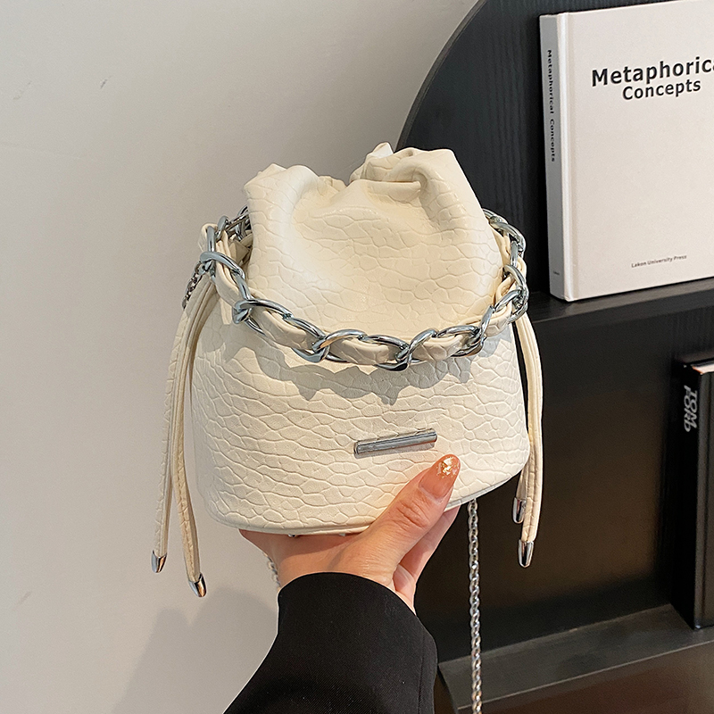 Trendy Women's Chain Shoulder Bucket Bag - Stylish Versatile Crossbody for 2025 Fashion