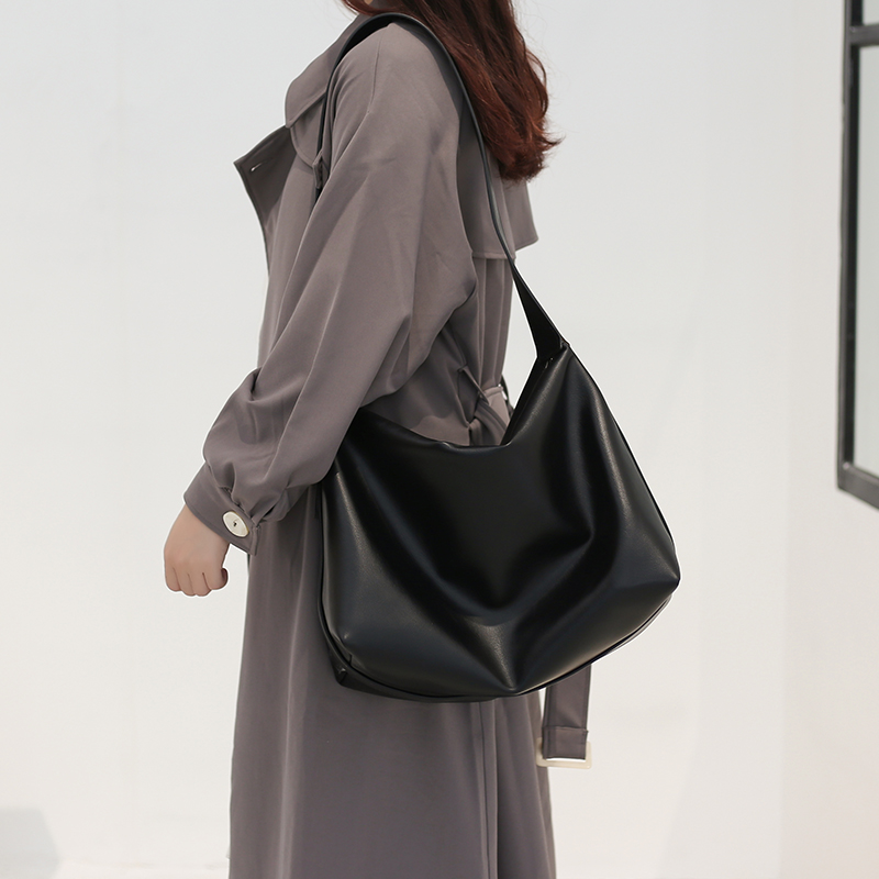 Trendy Women's Large Capacity Soft Leather Shoulder Bag - Minimalist Versatile Crossbody for Autumn and Winter 2024