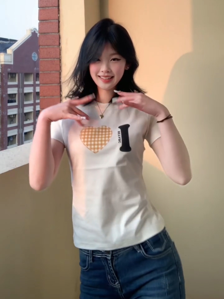 Trendy Women's Summer Short Sleeve Plaid Heart Print T-Shirt - Slim Fit Round Neck Top for a Chic American Style Look Trendy Women's Summer Short Sleeve Plaid Heart Print T-Shirt - Slim Fit Round Neck Top for a Chic American Style Look