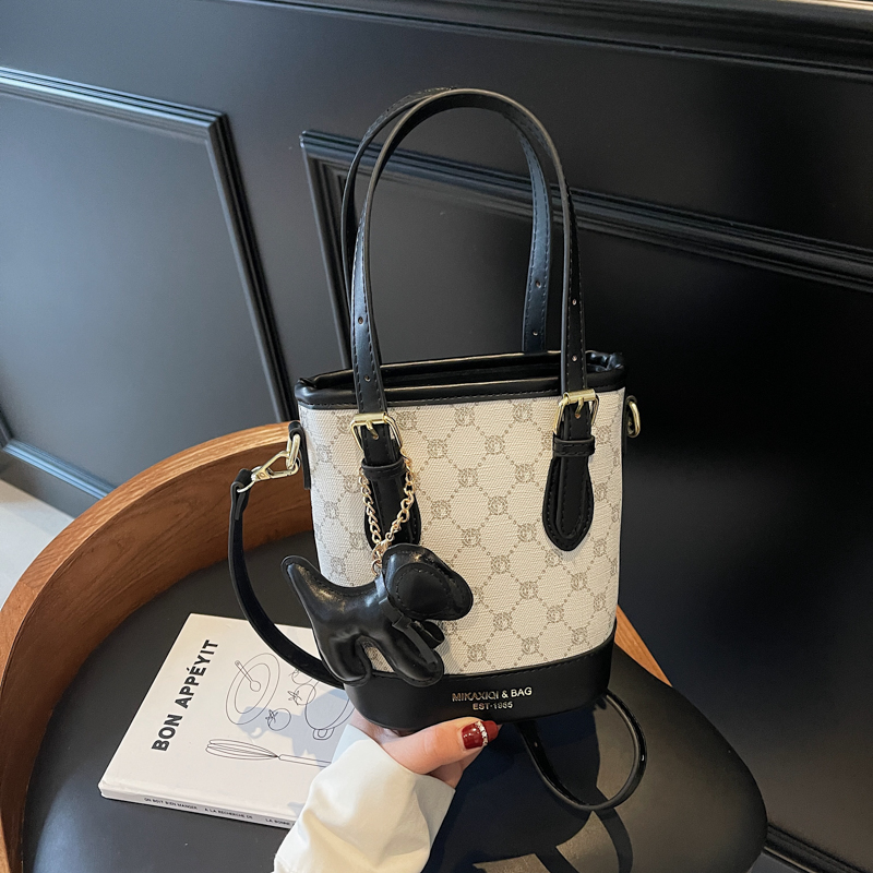 Trendy Women's Tote Bucket Bag - Versatile Crossbody with Luxurious Feel, 2025 New Style, Chic Niche Fashion Accessory