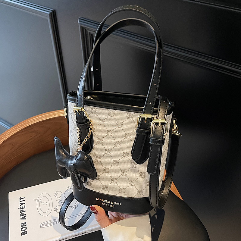 Trendy Women's Tote Bucket Bag - Versatile Crossbody with Luxurious Feel, 2025 New Style, Chic Niche Fashion Accessory