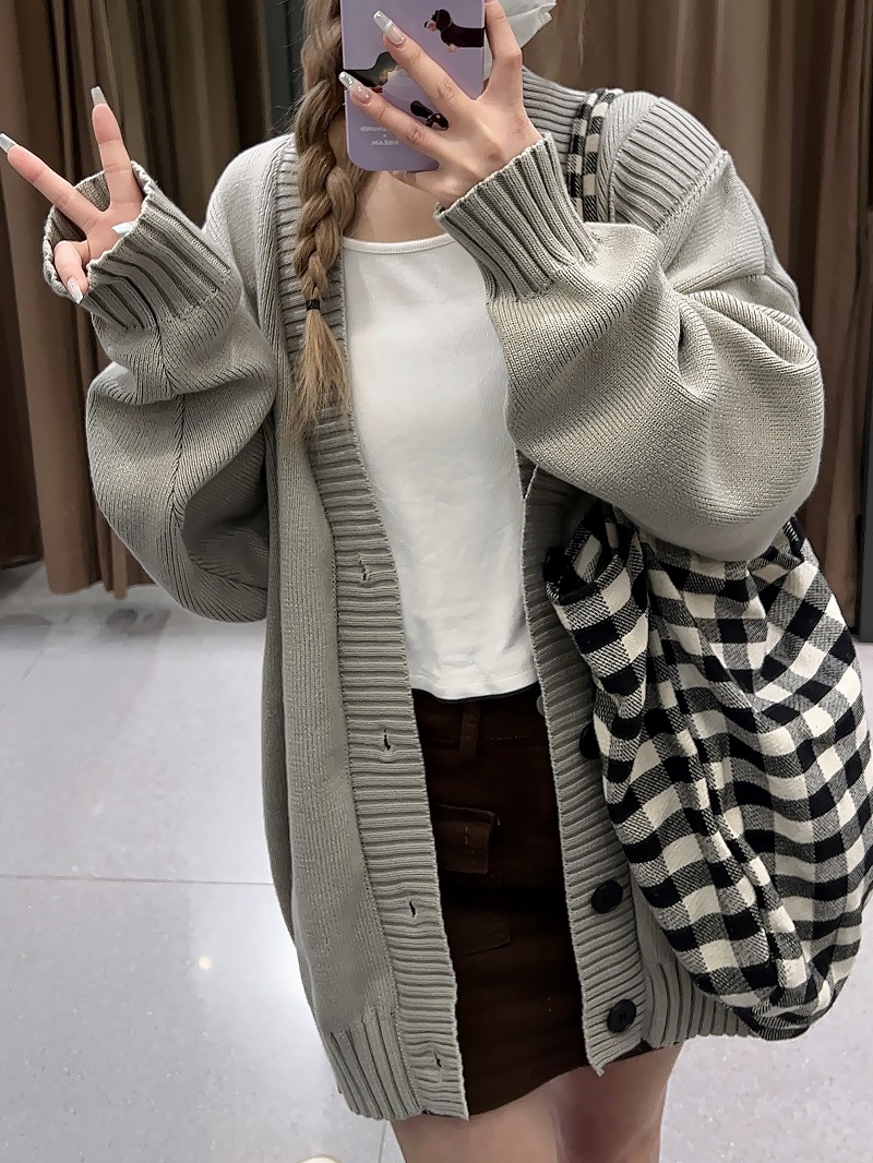 Unisex Retro Minimalist V-Neck Sweater Cardigan - Loose Fit Trendy Knitted Jacket for Early Spring Style Unisex Retro Minimalist V-Neck Sweater Cardigan - Loose Fit Trendy Knitted Jacket for Early Spring Style