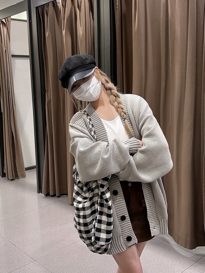 Unisex Retro Minimalist V-Neck Sweater Cardigan - Loose Fit Trendy Knitted Jacket for Early Spring Style Unisex Retro Minimalist V-Neck Sweater Cardigan - Loose Fit Trendy Knitted Jacket for Early Spring Style