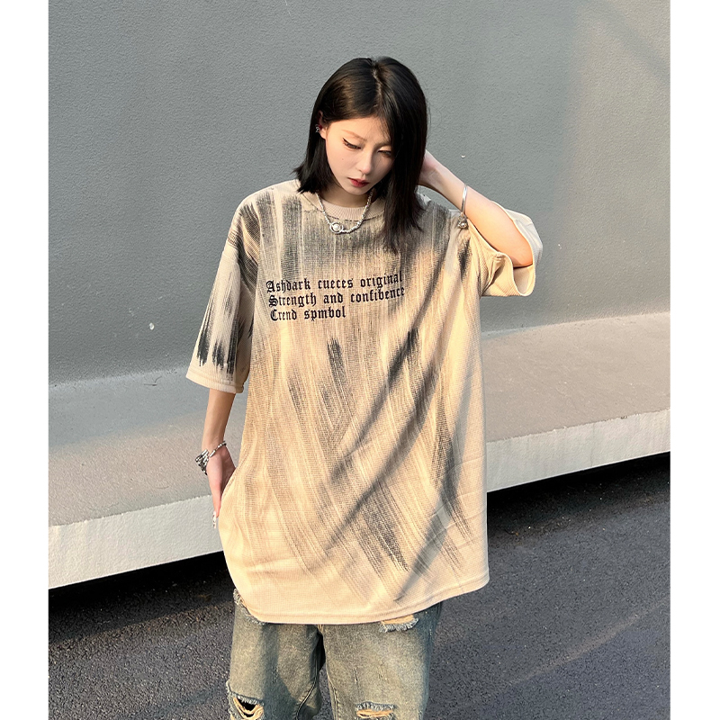 Unisex Street Graffiti Short Sleeve T-Shirt - Trendy Loose Fit Summer Tee for Couples, Urban Style, Niche Design Unisex Street Graffiti Short Sleeve T-Shirt - Trendy Loose Fit Summer Tee for Couples, Urban Style, Niche Design