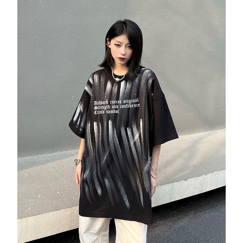 Unisex Street Graffiti Short Sleeve T-Shirt - Trendy Loose Fit Summer Tee for Couples, Urban Style, Niche Design Unisex Street Graffiti Short Sleeve T-Shirt - Trendy Loose Fit Summer Tee for Couples, Urban Style, Niche Design