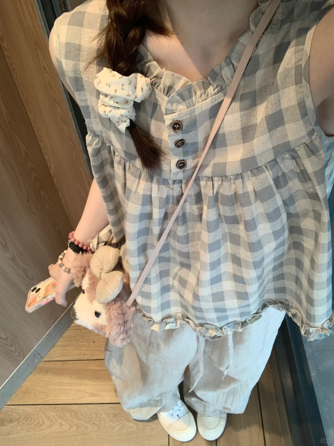 Vintage Checkered Sleeveless Shirt for Girls with Ruffled Edges - Summer Doll-Style Top for Middle and High School Students Vintage Checkered Sleeveless Shirt for Girls with Ruffled Edges - Summer Doll-Style Top for Middle and High School Students