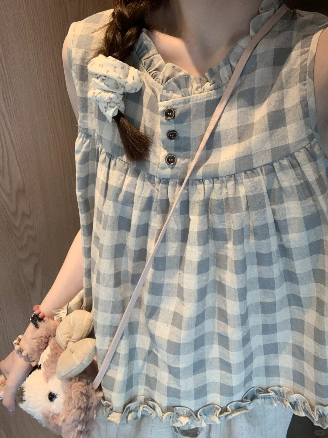 Vintage Checkered Sleeveless Shirt for Girls with Ruffled Edges - Summer Doll-Style Top for Middle and High School Students Vintage Checkered Sleeveless Shirt for Girls with Ruffled Edges - Summer Doll-Style Top for Middle and High School Students