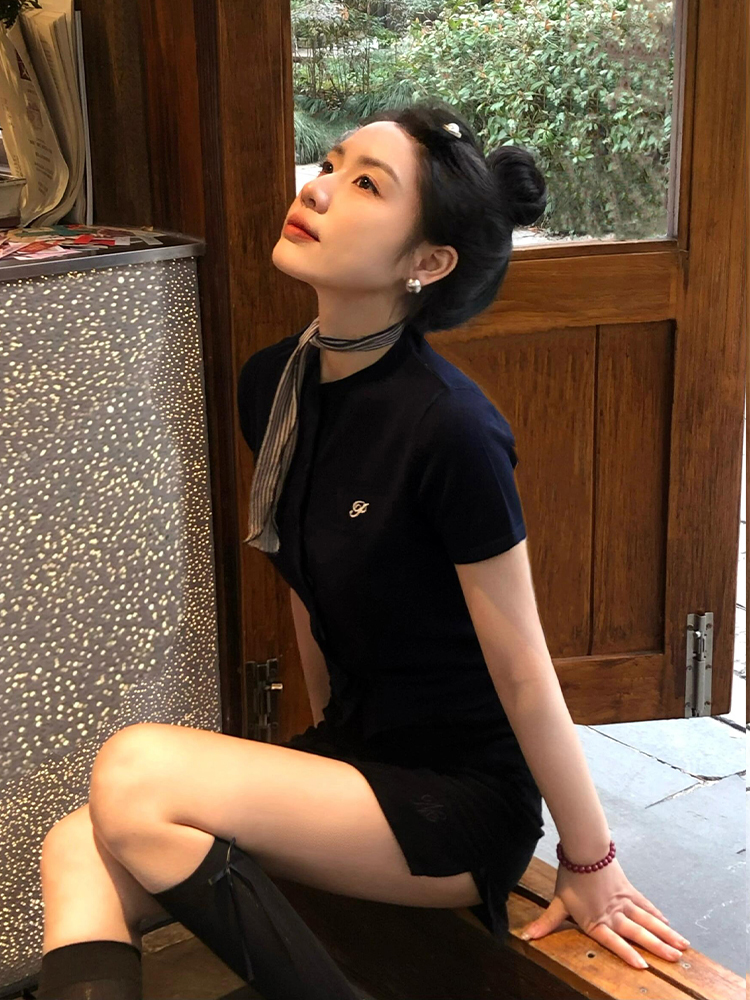 Vintage Navy Blue Knitted Short-Sleeve Women's Summer Cardigan - Slim Fit Round Neck Stylish Top for Y2K and Retro Fashion Vintage Navy Blue Knitted Short-Sleeve Women's Summer Cardigan - Slim Fit Round Neck Stylish Top for Y2K and Retro Fashion