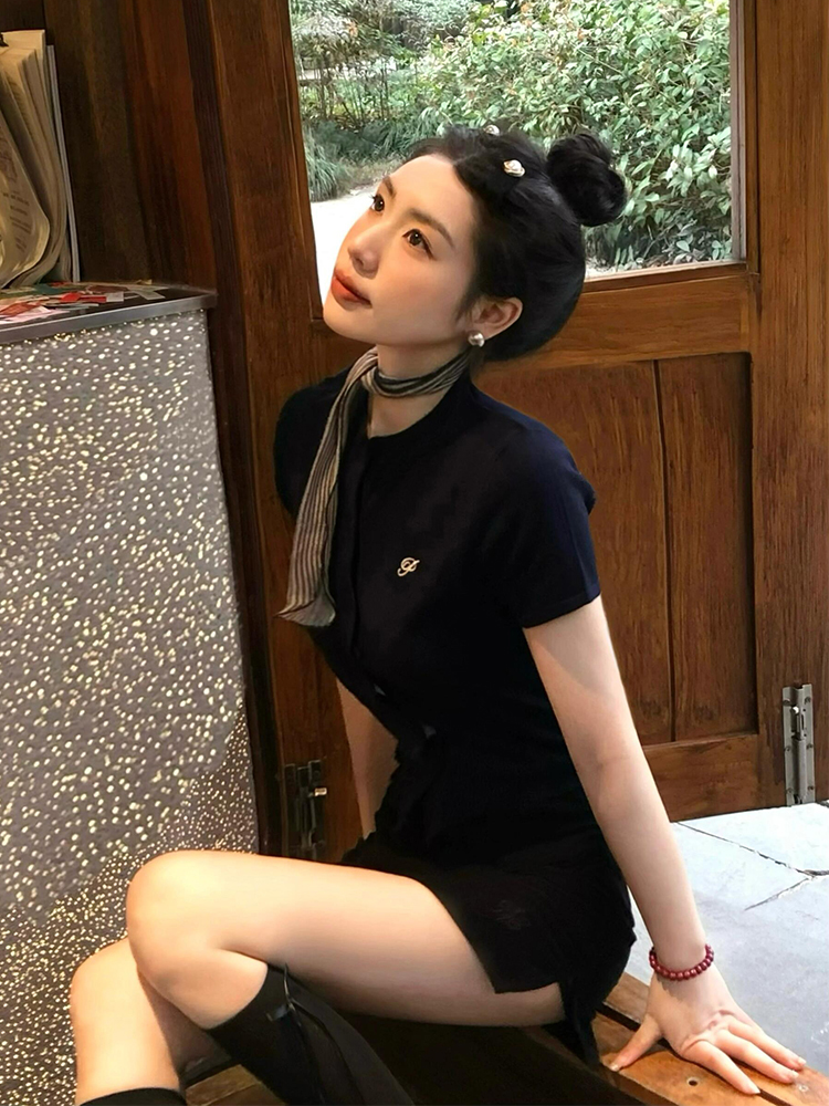 Vintage Navy Blue Knitted Short-Sleeve Women's Summer Cardigan - Slim Fit Round Neck Stylish Top for Y2K and Retro Fashion Vintage Navy Blue Knitted Short-Sleeve Women's Summer Cardigan - Slim Fit Round Neck Stylish Top for Y2K and Retro Fashion