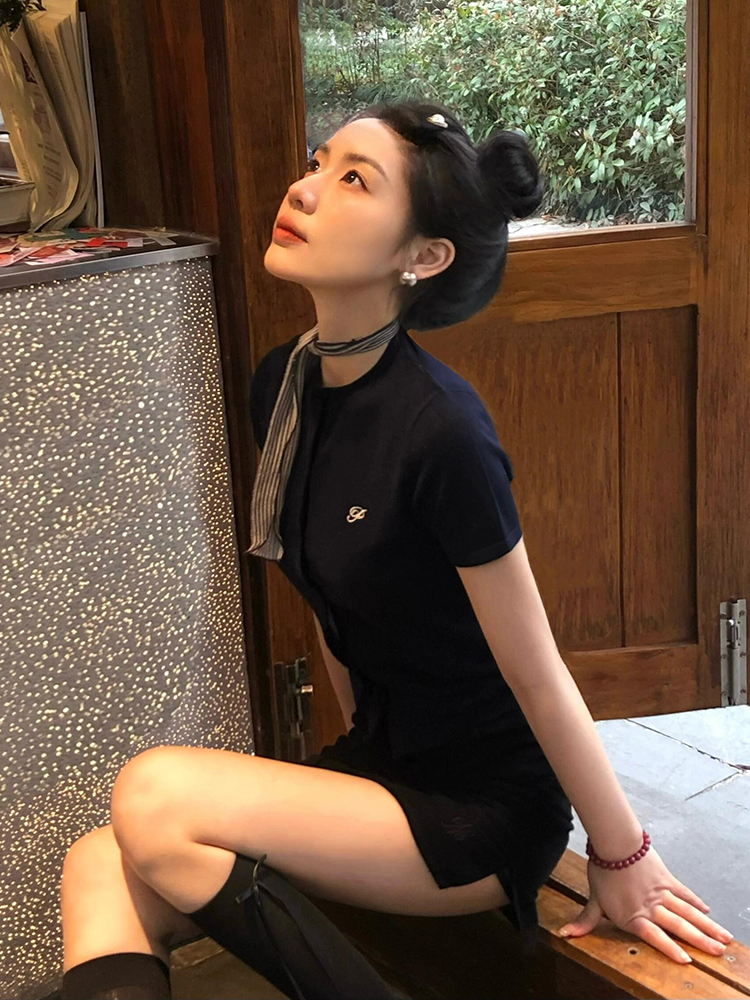 Vintage Navy Blue Knitted Short-Sleeve Women's Summer Cardigan - Slim Fit Round Neck Stylish Top for Y2K and Retro Fashion Vintage Navy Blue Knitted Short-Sleeve Women's Summer Cardigan - Slim Fit Round Neck Stylish Top for Y2K and Retro Fashion