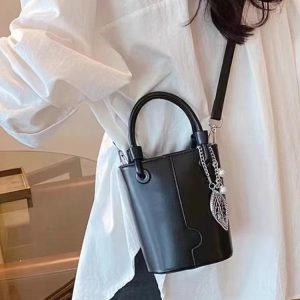 Vintage Red Bucket Bag - High-End Versatile Crossbody Shoulder Handbag for Autumn/Winter 2024 Fashion